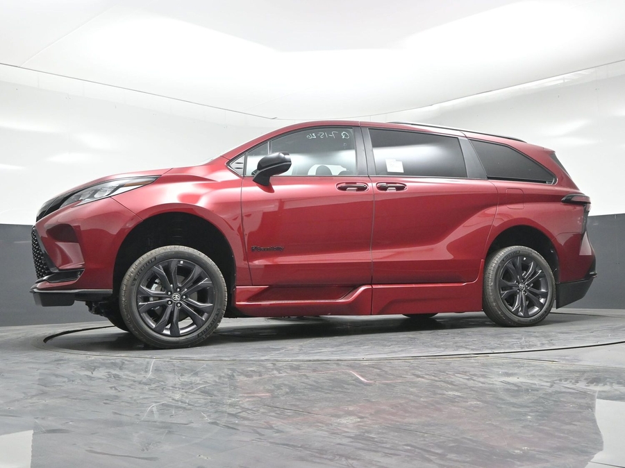 New 2026 Toyota Sienna Hybrid XSE Sport - BraunAbility Side Entry Fold Out Automatic Ramp