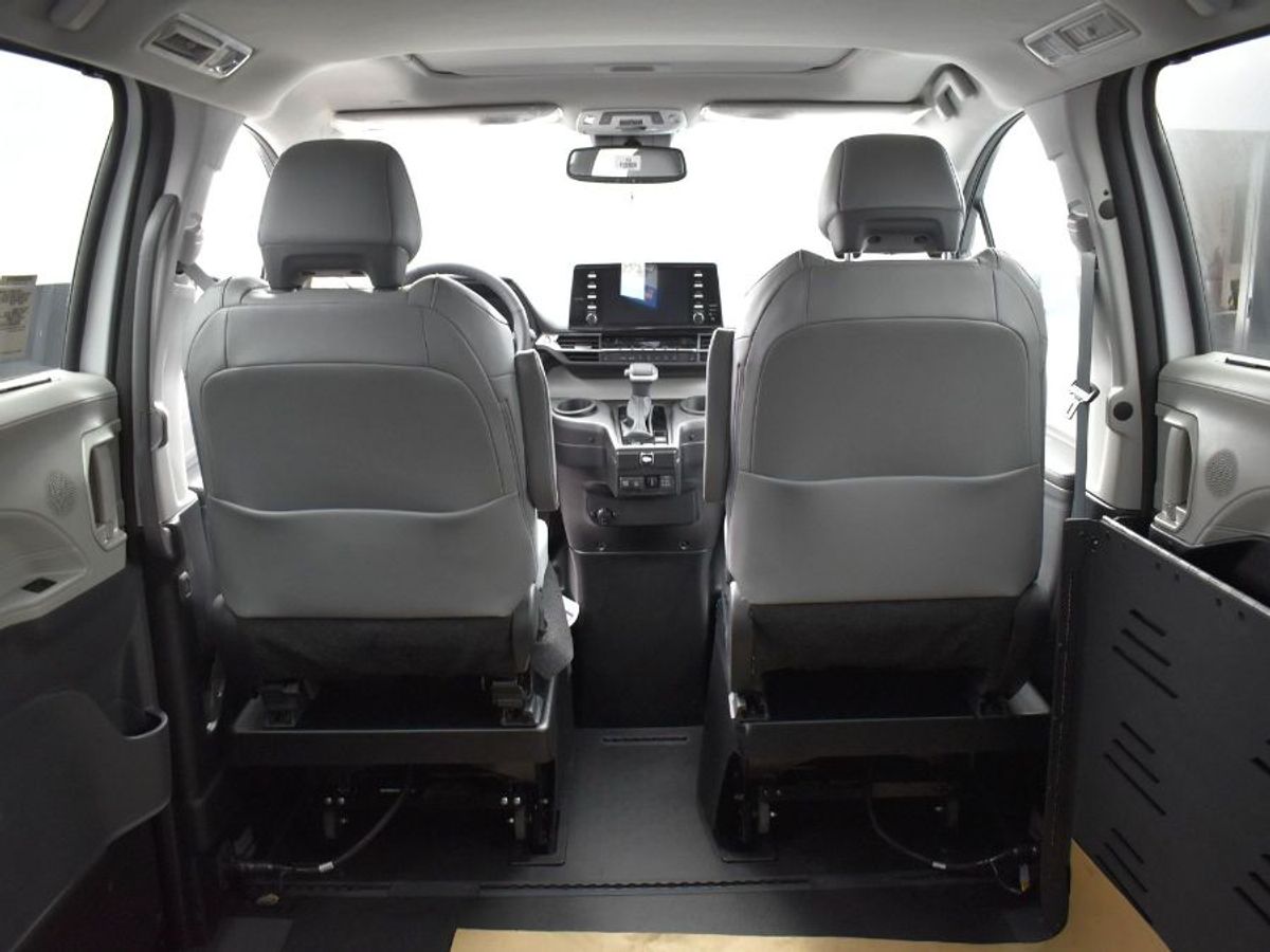 2023 Toyota Sienna XLE - Photo 8
