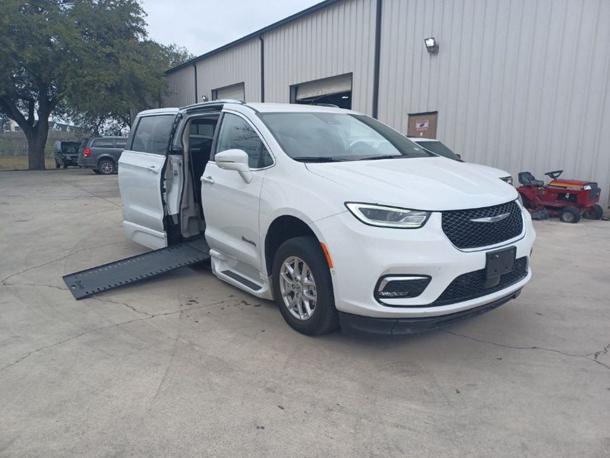 2021 Chrysler Pacifica Touring L's photo