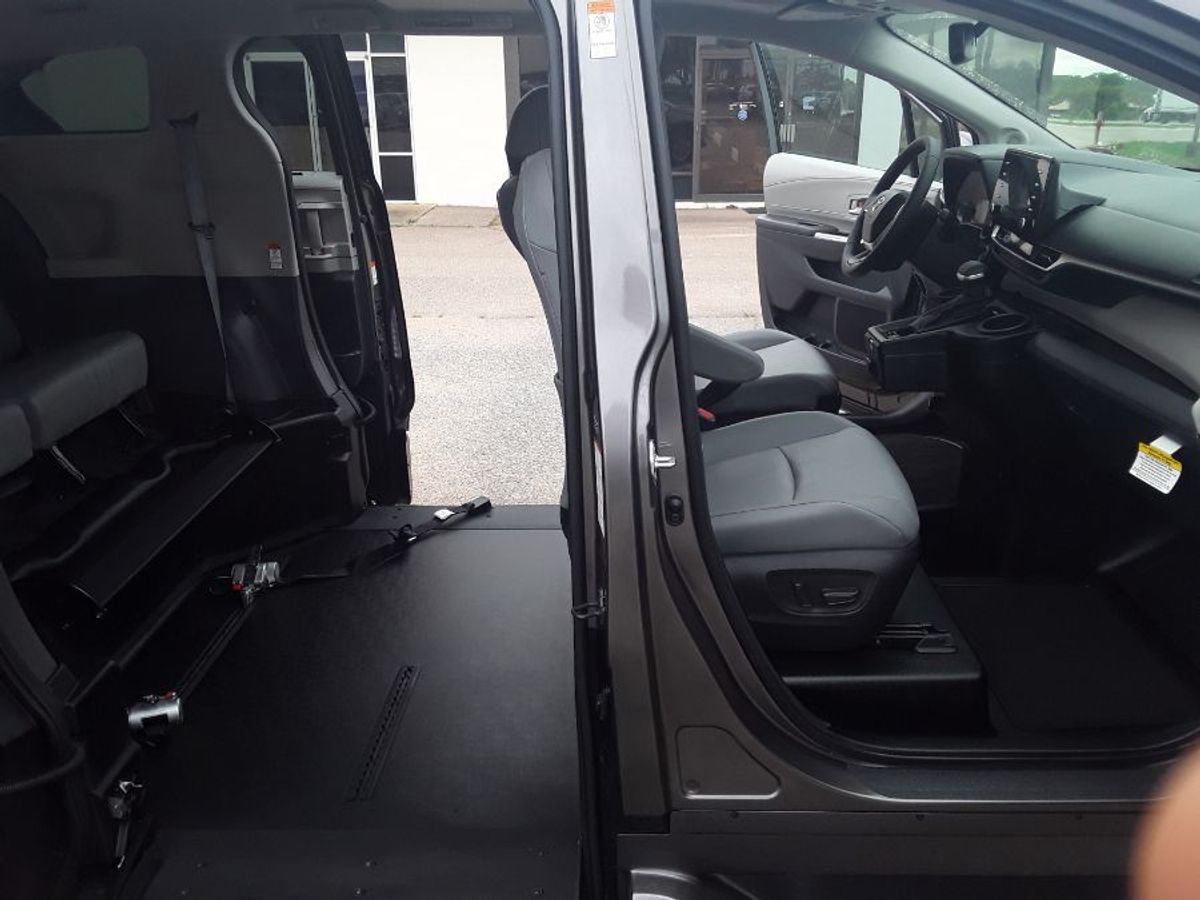 2023 TOYOTA SIENNA - Image 17