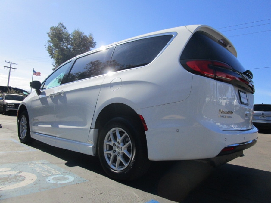 New 2025 Chrysler Pacifica Select Safety - BraunAbility Side Entry Entry Fold Out Automatic Ramp