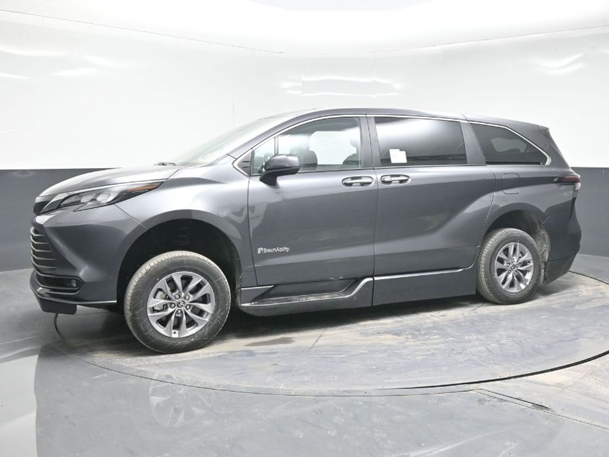 Grey Toyota Sienna image number 2