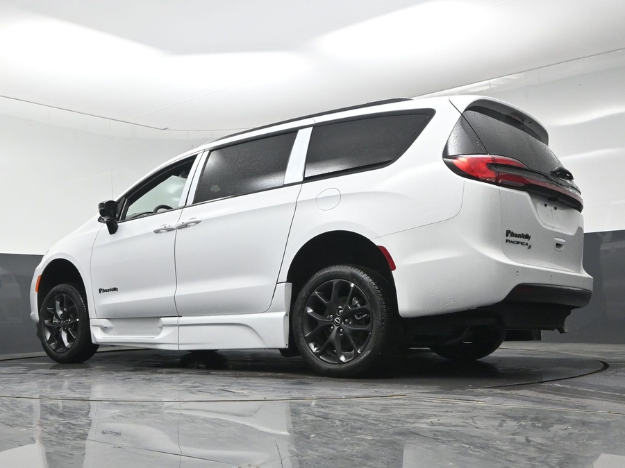 White Chrysler Pacifica image number 17