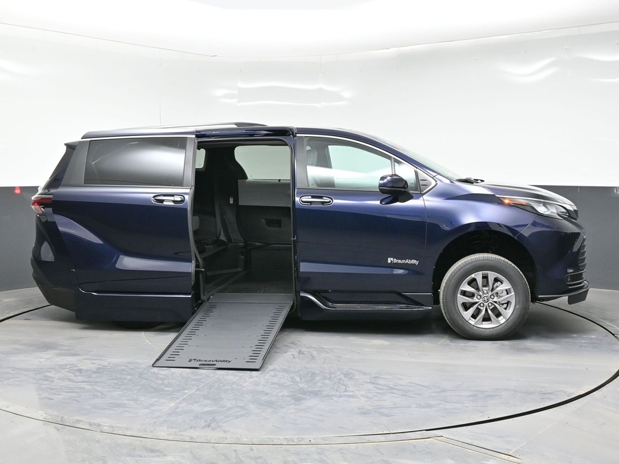 Blue Toyota Sienna image number 7