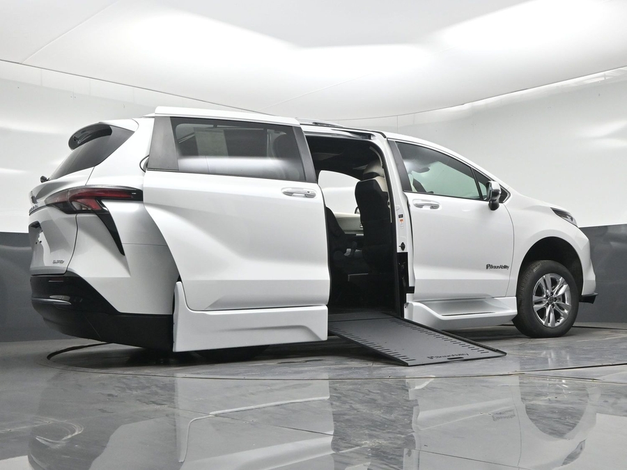 New 2026 Toyota Sienna Hybrid Limited - BraunAbility Side Entry In Floor Automatic Ramp