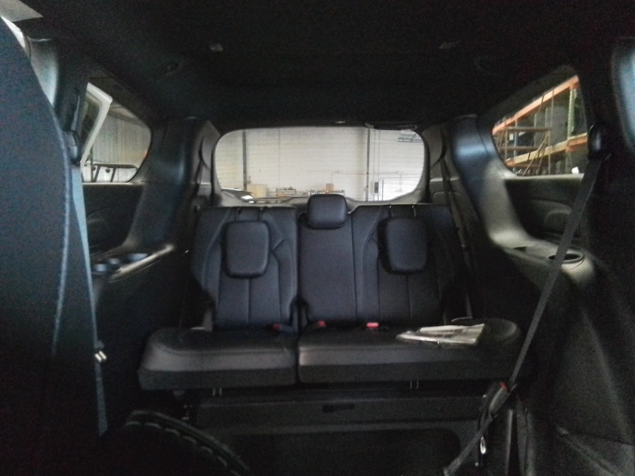 White Chrysler Pacifica image number 38