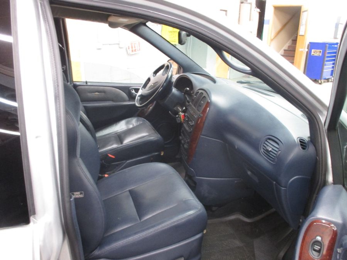 2003 CHRYSLER TOWN AND COUNTRY - Image 8