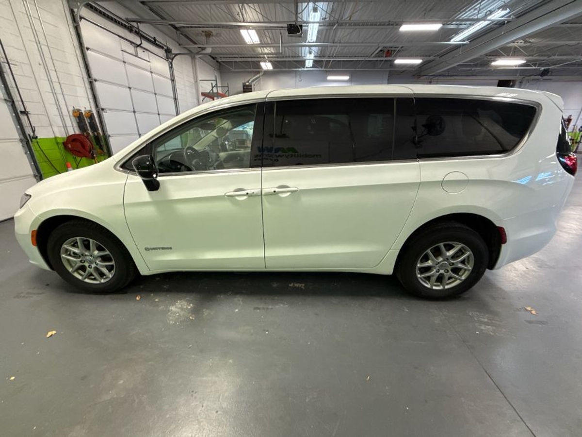 2024 CHRYSLER PACIFICA - Image 10