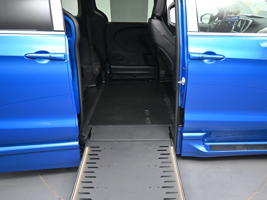 Blue Chrysler Pacifica image number 10