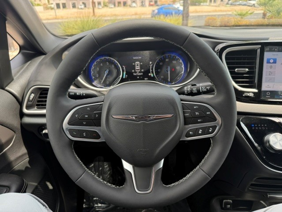 White Chrysler Voyager image number 14