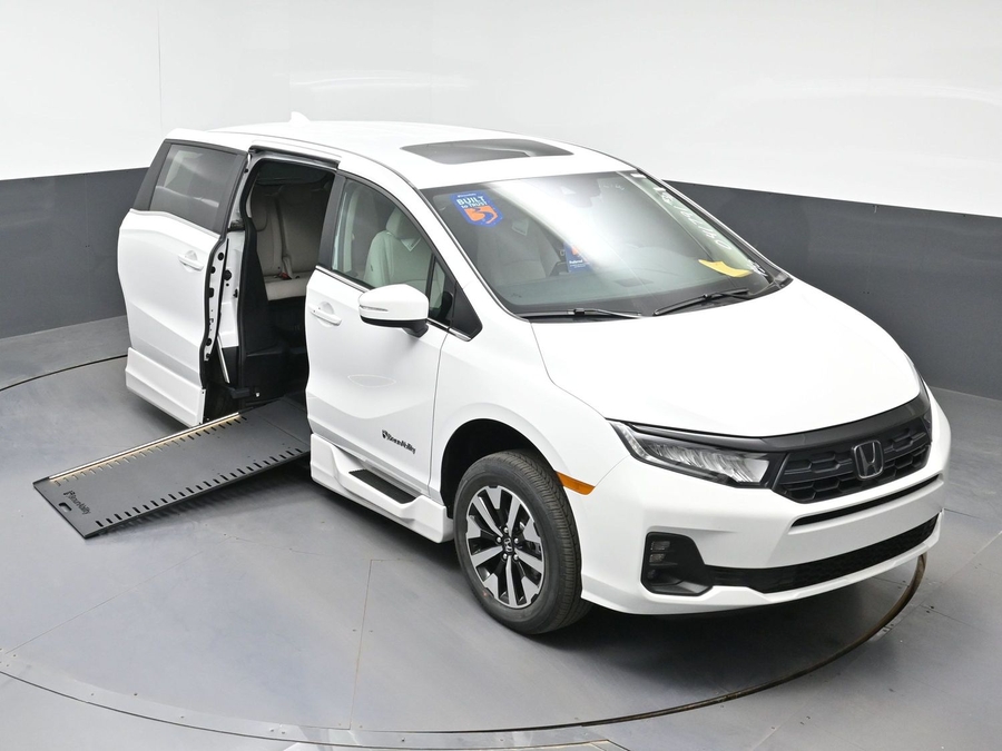 White Honda Odyssey image number 19