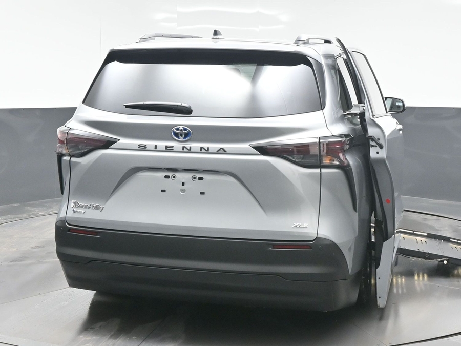 Silver Toyota Sienna image number 2
