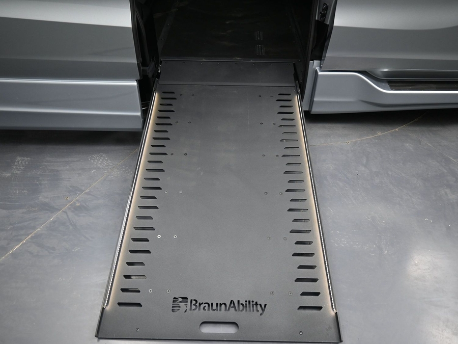 Silver Honda Odyssey image number 10