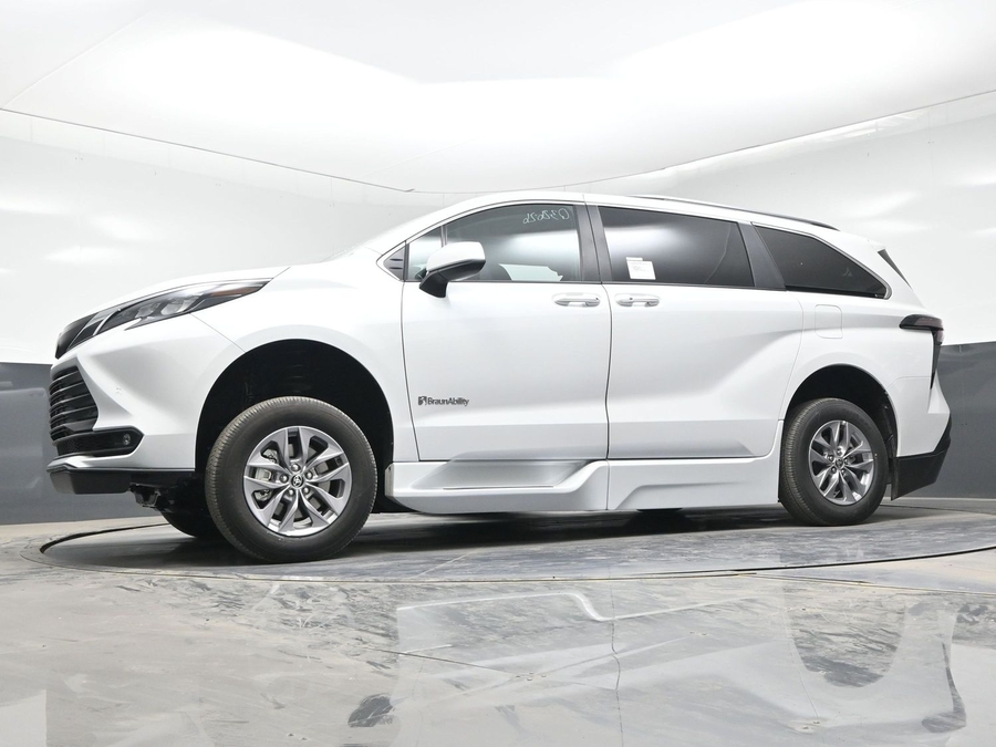 New 2026 Toyota Sienna Hybrid XLE Add - BraunAbility Side Entry Entry In Floor Automatic Ramp