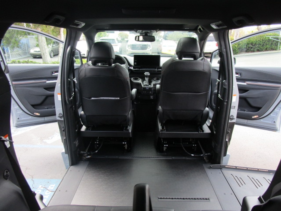 New 2026 Toyota Sienna Hybrid XSE Sport - BraunAbility Side Entry Fold Out Automatic Ramp