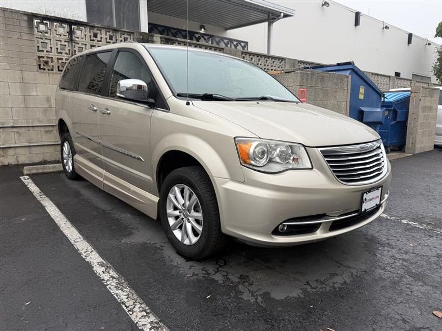 2016 Chrysler Town & Country Limited Platinum's photo