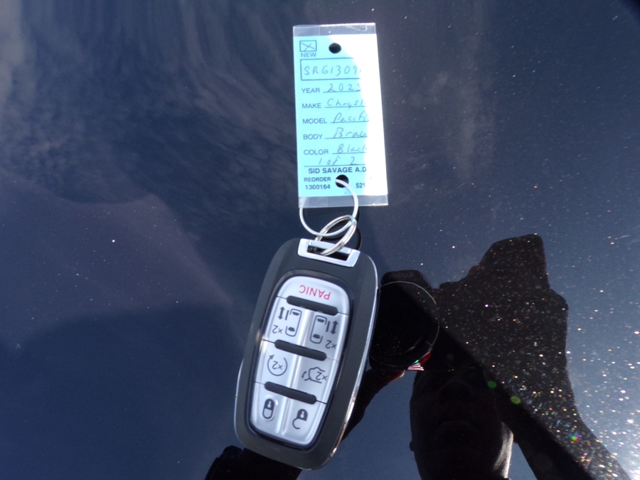 Black Chrysler Pacifica image number 26