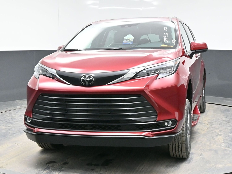 New 2026 Toyota Sienna Hybrid XLE Base - BraunAbility Side Entry Entry Fold Out Automatic Ramp