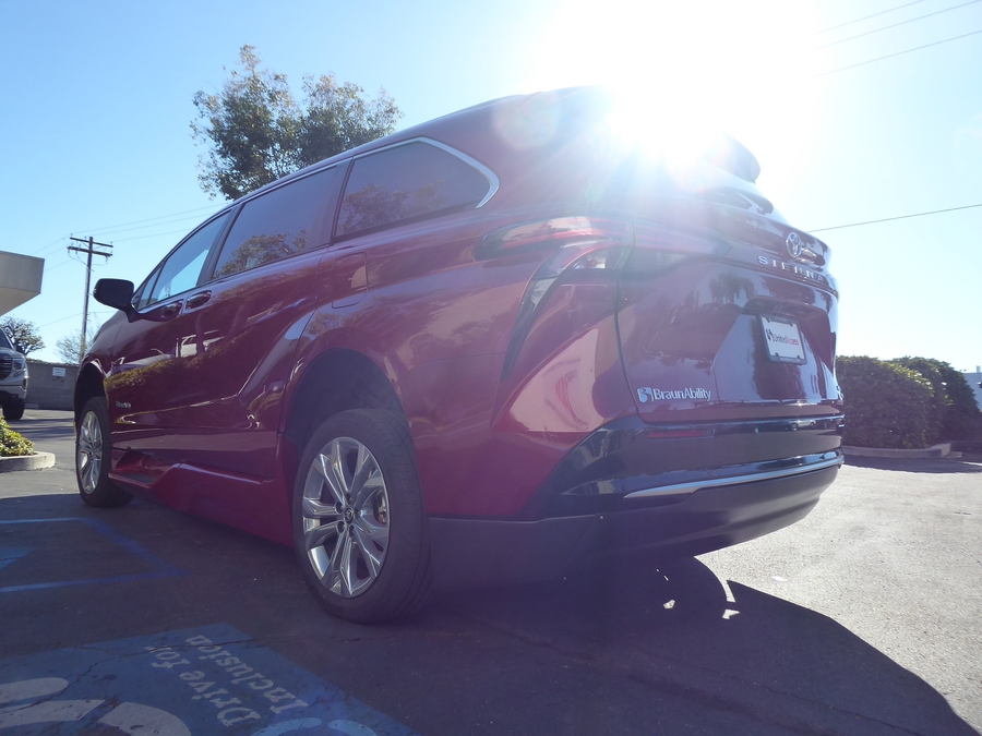 Used 2024 Toyota Sienna Hybrid Platinum - BraunAbility Side Entry In Floor Automatic Ramp
