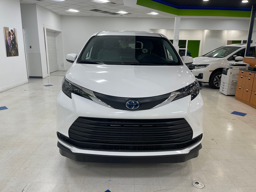 White Toyota Sienna image number 11