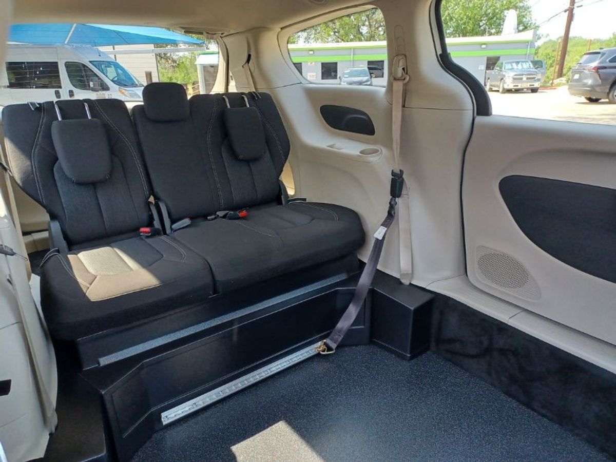 White Chrysler Voyager image number 16