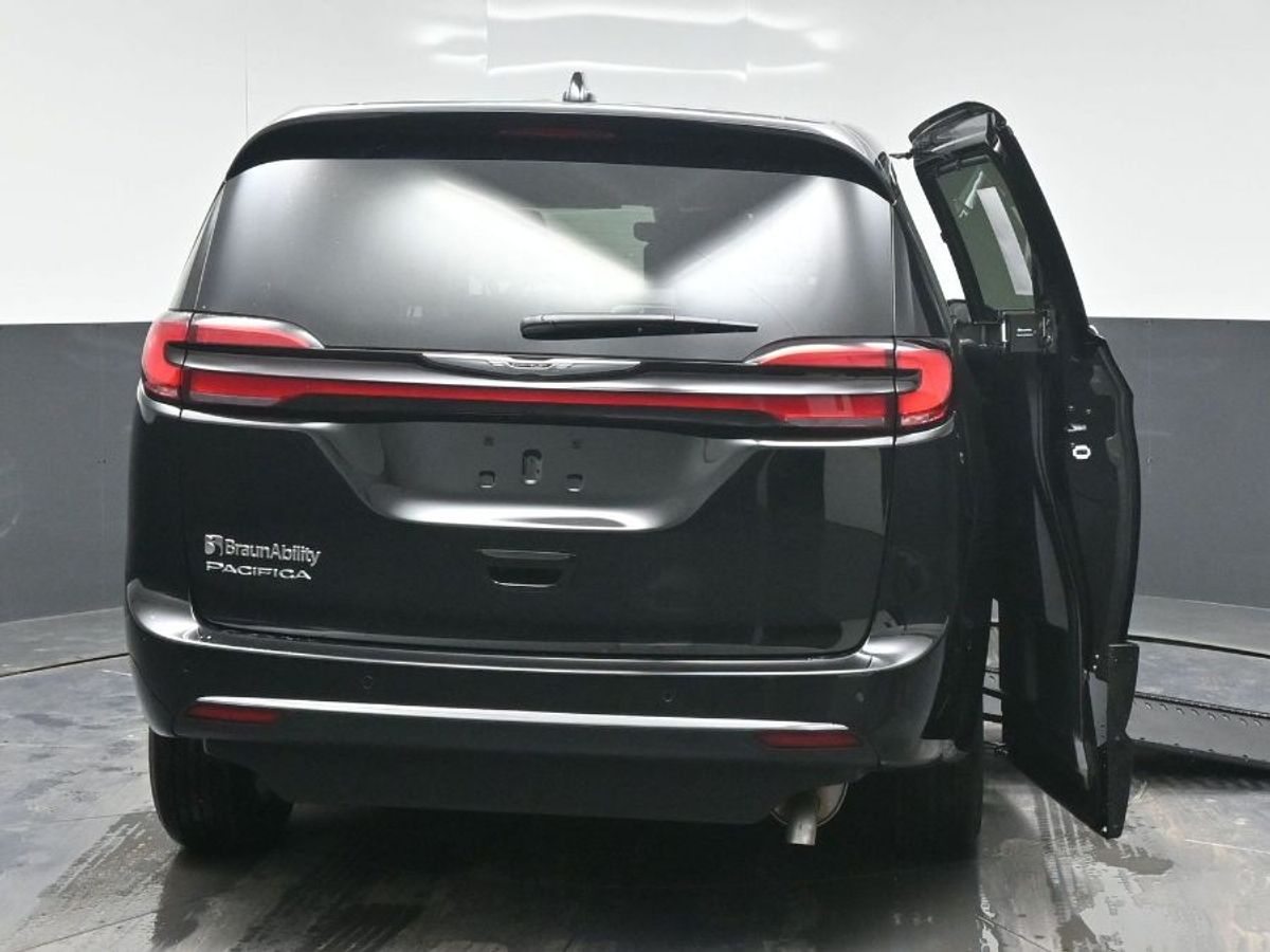 Black Chrysler Pacifica image number 5