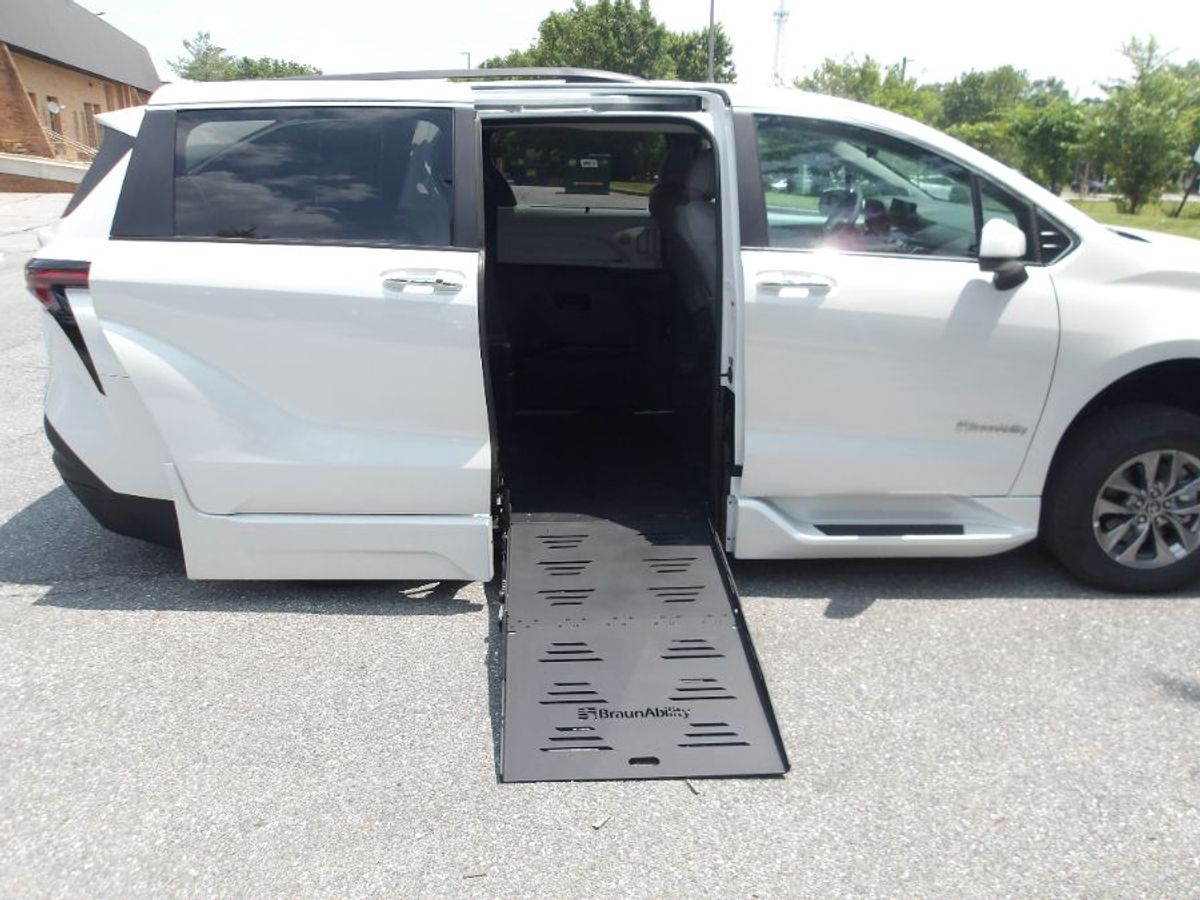 White Toyota Sienna image number 11