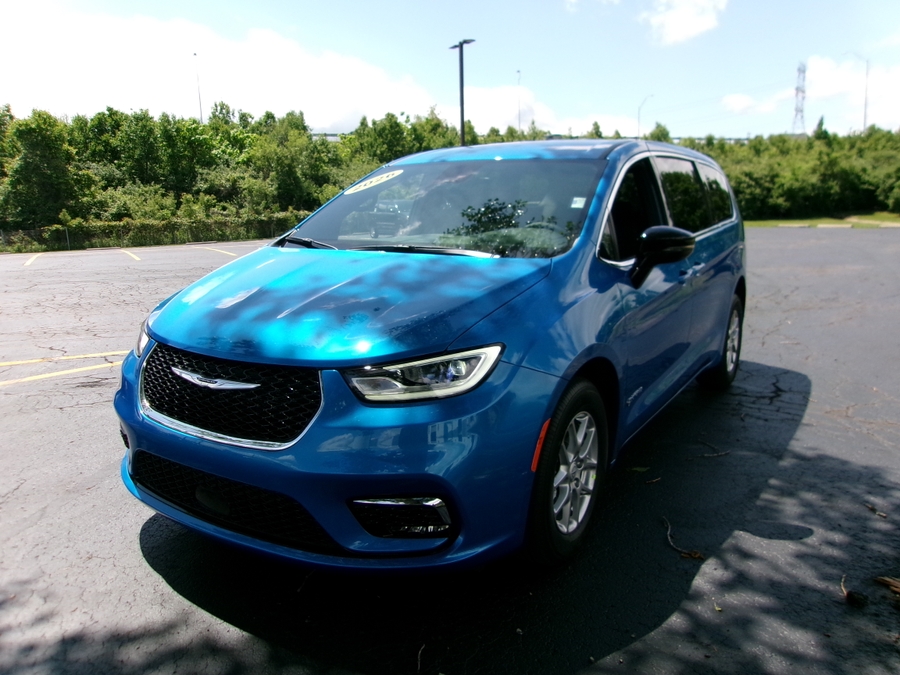 Blue Chrysler Pacifica image number 13
