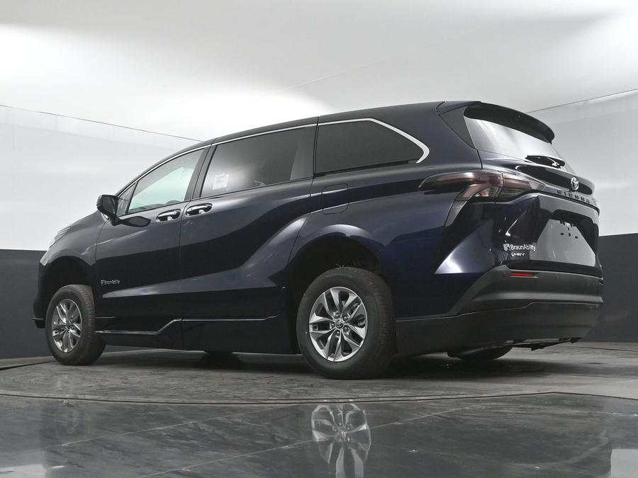 New 2025 Toyota Sienna Hybrid XLE Base - BraunAbility Side Entry Entry Fold Out Automatic Ramp