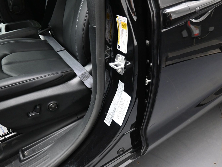 Black Chrysler Voyager image number 15