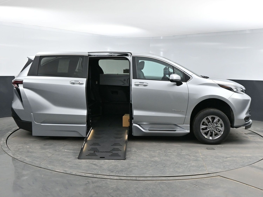 New 2025 Toyota Sienna Hybrid XLE Base - BraunAbility Side Entry Entry Fold Out Automatic Ramp