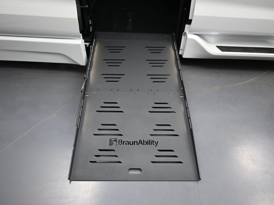 New 2026 Toyota Sienna Hybrid XLE Base - BraunAbility Side Entry Entry Fold Out Automatic Ramp