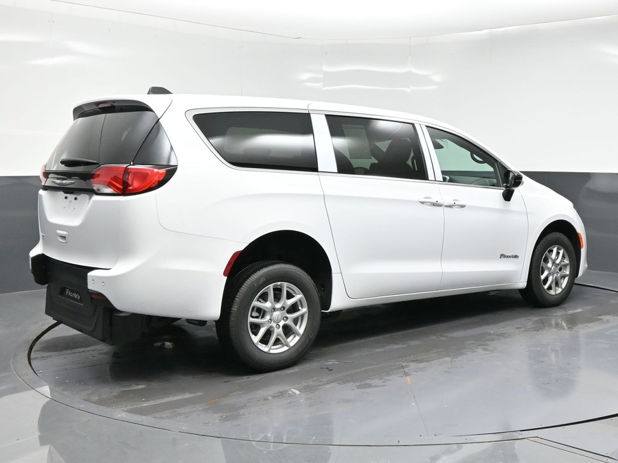 White Chrysler Voyager image number 9