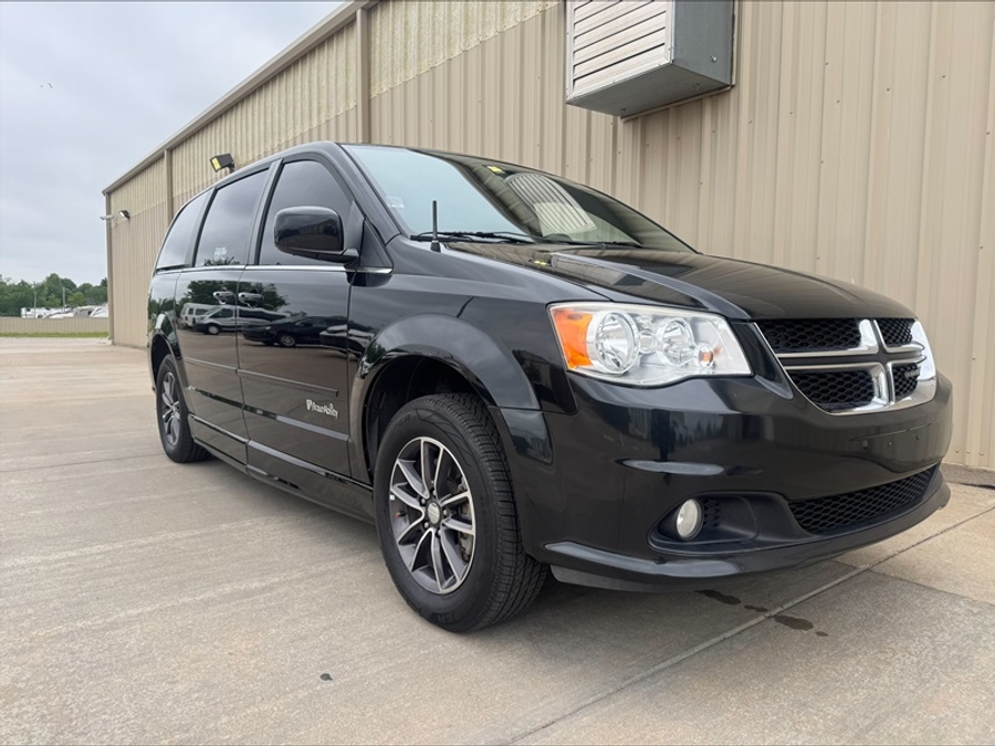 Used 2017 Dodge Grand Caravan SXT - BraunAbility Side Entry Entry Fold Out Automatic Ramp