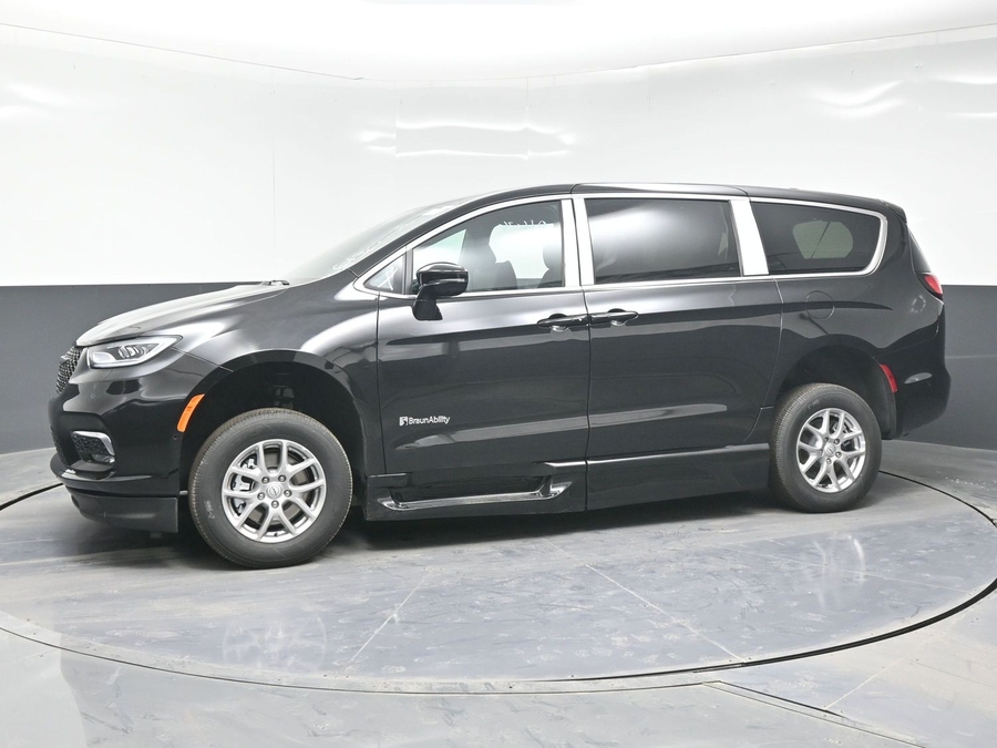 Black Chrysler Pacifica image number 2