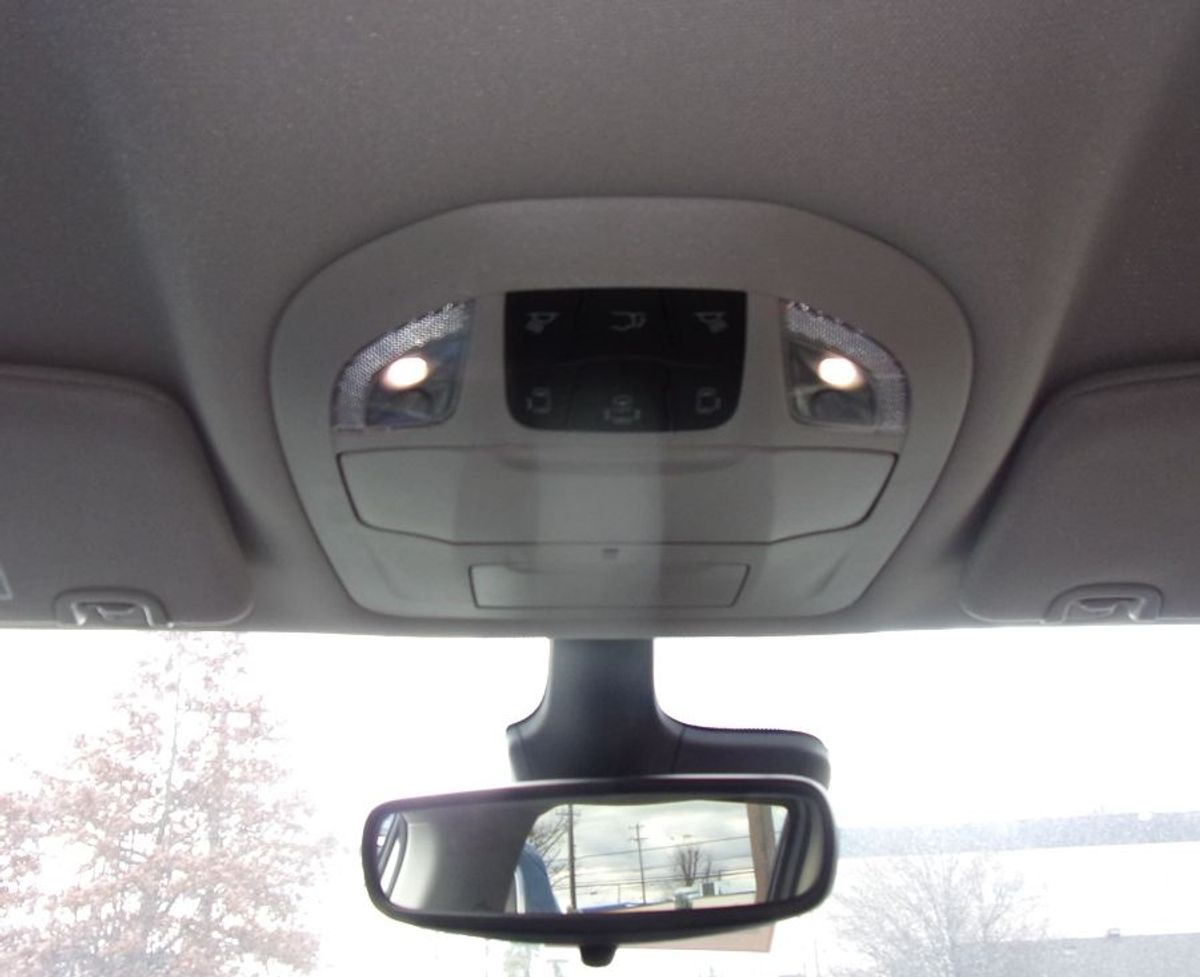 White Chrysler Voyager image number 14