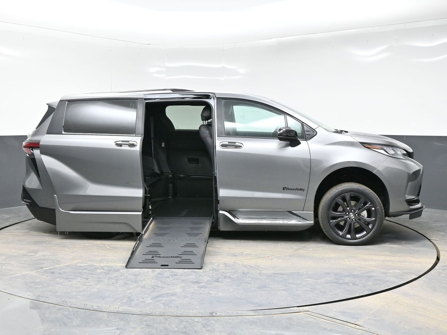 New 2026 Toyota Sienna Hybrid XSE Sport - BraunAbility Side Entry Entry Fold Out Automatic Ramp