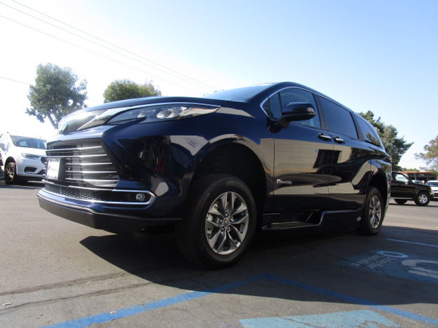 New 2025 Toyota Sienna Hybrid XLE Plus - BraunAbility Side Entry Entry In Floor Automatic Ramp