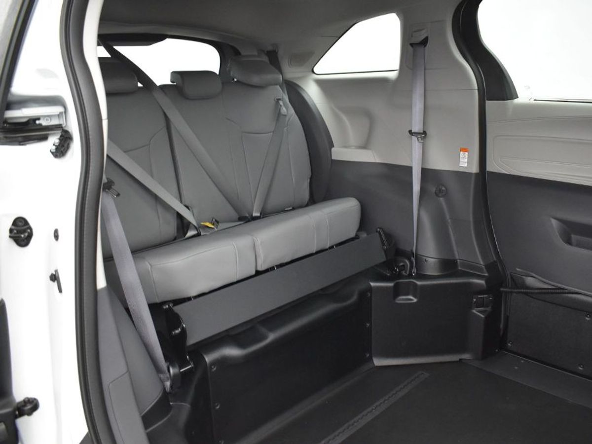 2023 Toyota Sienna XLE - Photo 4