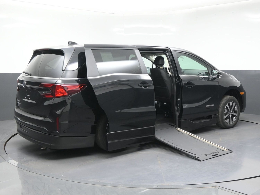 Black Honda Odyssey image number 5