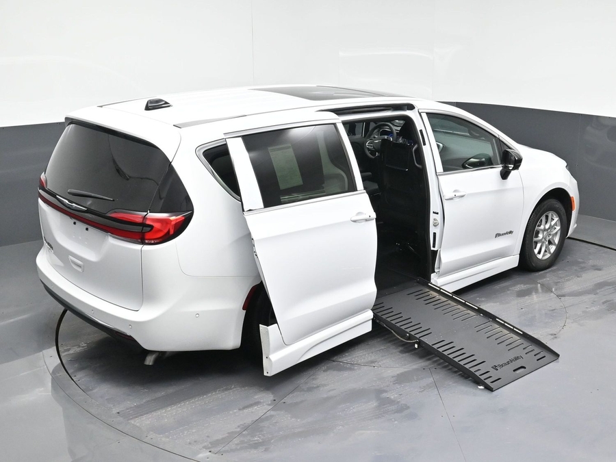White Chrysler Pacifica image number 20