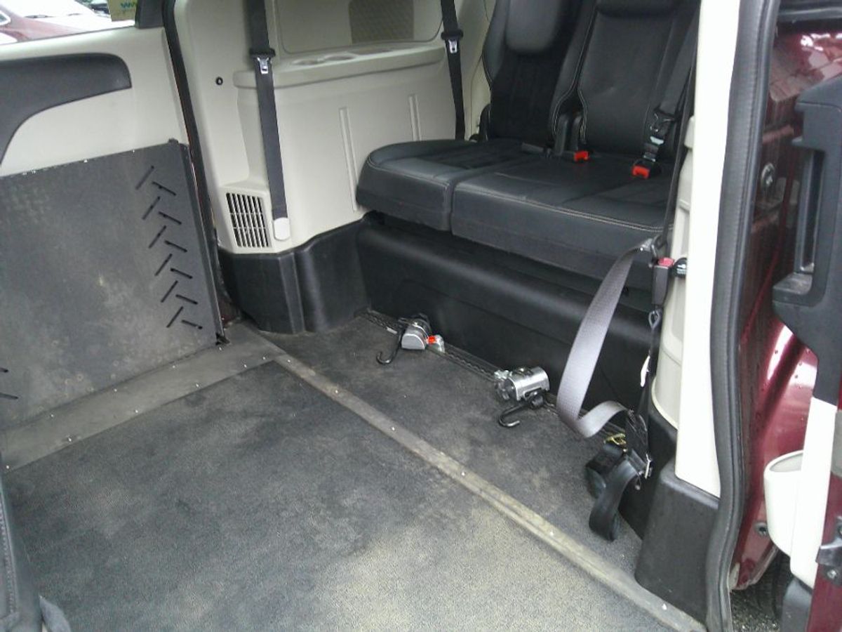 Red Dodge Grand Caravan image number 17