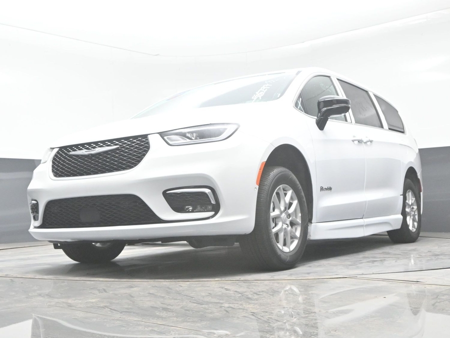 White Chrysler Pacifica image number 19