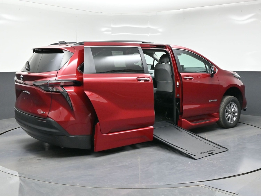 New 2026 Toyota Sienna Hybrid XLE Base - BraunAbility Side Entry In Floor Automatic Ramp
