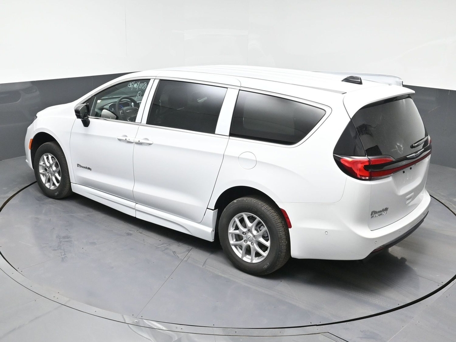 White Chrysler Pacifica image number 24