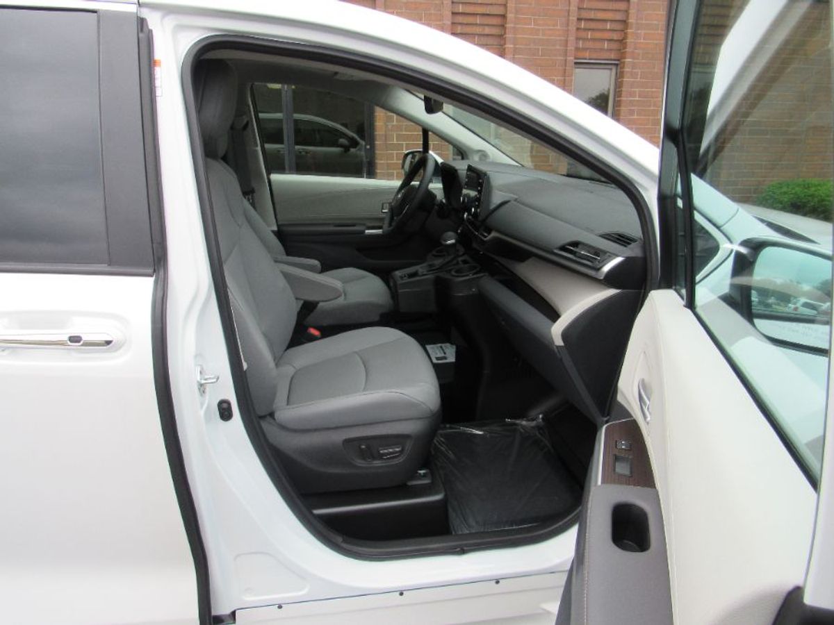 White Toyota Sienna image number 7