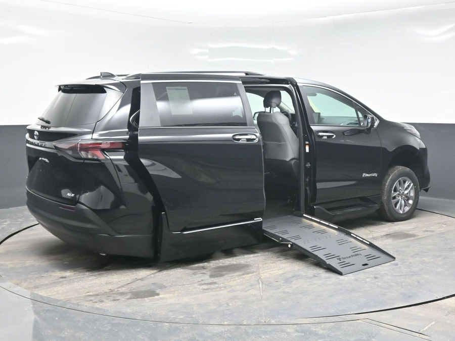 Black Toyota Sienna image number 2