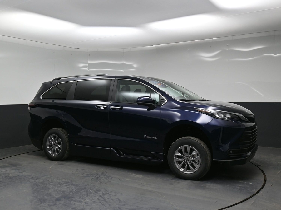 Blue Toyota Sienna image number 17