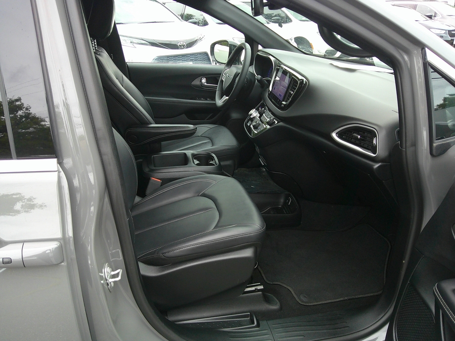 Grey Chrysler Pacifica image number 21