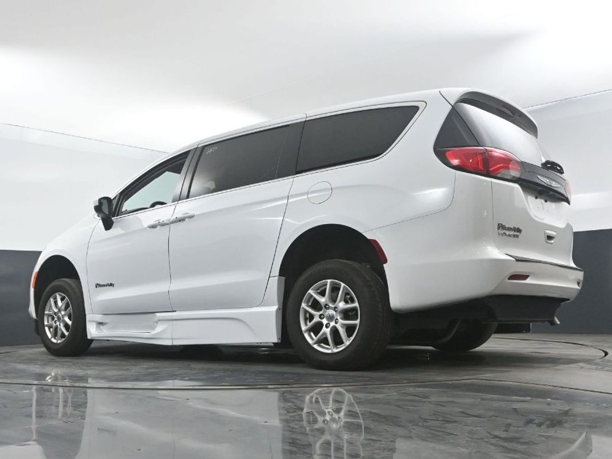 White Chrysler Voyager image number 20